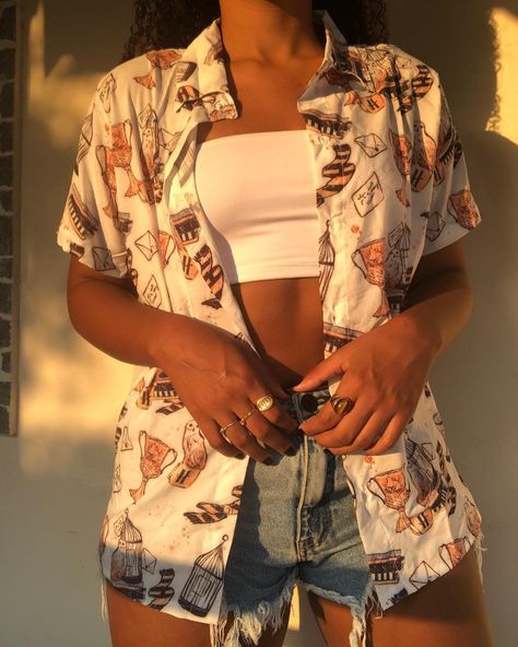 Outfit With Hawaiian Shirt, Hawaiian Shirt Outfit Women Aesthetic, Hawian Shirt Outfits, Hawaiian Shirt Outfits, Beachside Aesthetic, Hawaiian Shirt Outfit Women, Outfit Streetwear Girl, Cool Style Outfits, Hawaiian Outfit Women