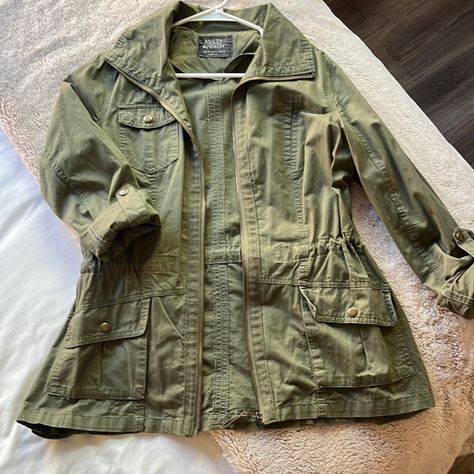 Army Green Size Medium Jacket. Adorable And Never Worn! Soldier Green Outfit, Green Cargo Jacket Outfit, Army Inspired Outfit, Green Jacket Aesthetic, Sage Green Clothes, Army Jacket Outfit, Mechanic Clothing, Army Green Jacket Outfit, Survival Jacket