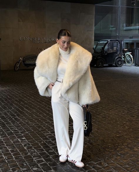 White Fur Coat Outfit, Fur Coat Outfit, White Fur Coat, Smart Casual Work Outfit, Chic Business Casual, Outfits For Work, Overalls Outfit, Clueless Outfits, Business Outfits Women