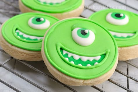 Haniela's: Simple Monsters University Cookies, Mike Wazovski Coconut Biscuits, Mini Torte, Halloween Sugar Cookies, Disney Cookies, Cookie Tutorials, Sugar Cookie Designs, Monsters University, Cookies For Kids, Fancy Cookies