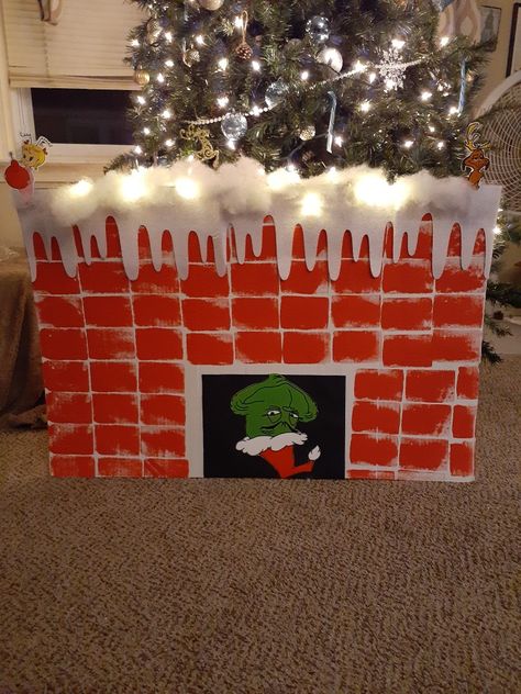 DIY grinch door made for school wall Grinch Fireplace Decor Diy, Grinch Themed School Hallway, The Grinch Door Decorations For School, Grinch Classroom Decorations, Grinch Bulletin Board Ideas, Grinch Classroom Door, Grinch Wall Decor, Grinch Door Decorations, Grinch Bulletin Board