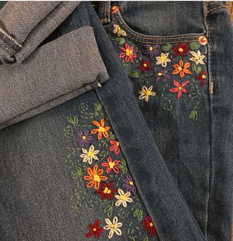 Pant Leg Embroidery, Embroider Denim Jacket, Embroidery Flowers On Jeans, Flower Embroidery Pants, Jeans Embroidery Ideas, Flower Embroidery Jeans, Embroidered Jeans Diy, Trouser Embroidery, Jean Embroidery