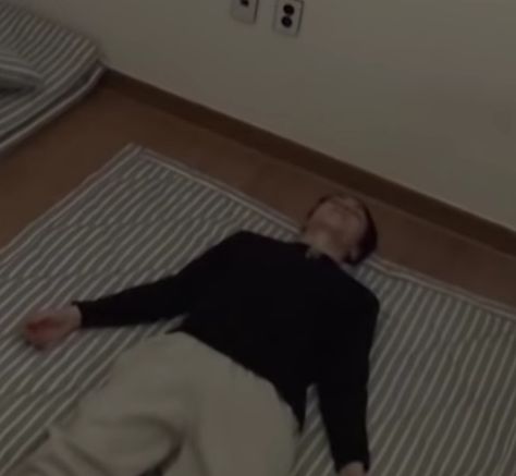 Vernon Sleeping, Keep Quiet, Vernon Seventeen, Seventeen, Twitter Sign Up, Sleep, On Twitter, Twitter, Quick Saves