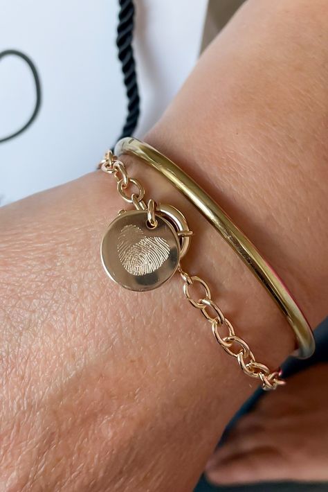 Tell your own unique lovestory and have the coin engraved with 1 or more initials, the names of loved ones or a sweet inspiring quote. Layer it with other personalised necklaces for a perfect finishing touch. Jewelry Gold Bracelet, Fingerprint Jewellery, Portrait Jewelry, Couple Ring Design, Custom Bangle, Fingerprint Necklace, Mens Chain Bracelet, Modern Gold Jewelry, Fingerprint Jewelry