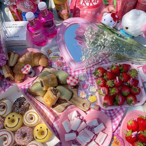 Picnic Picture Ideas, Picnic Nature, Strawberry Picnic, Picnic Date Food, Picnic Pictures, Picnic Photography, Picnic Inspo, Aesthetic Summer Vibes, Picnic Birthday Party