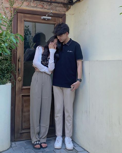 How To Pose With Boyfriend Standing, Outfits For Dates With Boyfriend, Standing Couple Poses, Couple Standing Poses, Same Height Couples, Couple Core, Matchy Outfit, Korean Couple Outfits, Couple Post