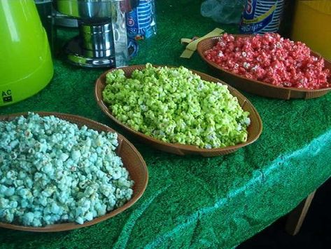 Candy popcorn flavored with Kool-Aid. Great for football parties when you make it in team colors. Kool Aid Popcorn, Usa Party, Popcorn Recipes, Kool Aid, Kids Snacks, Cute Food, Appetizer Snacks, Toffee, Kids Meals