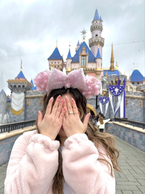 Cute Disneyland Photo Ideas, Pink Outfits For Disneyland, Disneyland Pink Aesthetic, Hongkong Disneyland Photo Ideas, Disney Castle Photo Ideas, Pink Disney Outfit Winter, Disney Pink Outfit, Disneyland Christmas Photo Ideas, Disneyland California Photo Ideas