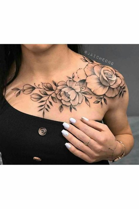 Rose Tattoo Shoulder, Shoulder Cap Tattoo, Tato Paha, Floral Tattoo Shoulder, Piece Tattoo, Neck Tattoos Women, Tattoos For Women Flowers, Mother Tattoos, More Tattoo