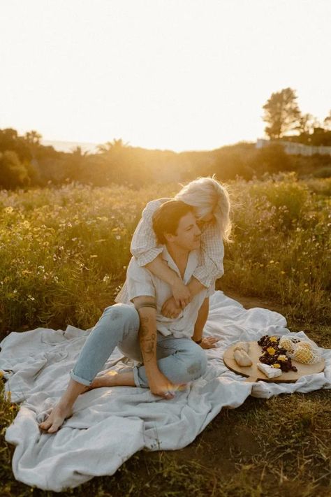 Couple's picnic photoshoot in a flower field Southern California Couple's / Engagement Photographer Picnic Engagement Shoot, Picnic Engagement Photos, Palos Verdes Wedding, Picnic Photo Shoot, Picnic Photography, Ideas Picnic, Couples Photo Ideas, Field Engagement Photos, Wedding Fotos