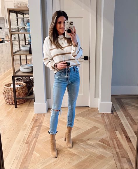 Winter Light Jeans Outfit, Jean And Sweater Outfits Casual, Women Date Night Outfit Winter, Sweater And Mom Jeans Outfit, Jeans Sweater Boots Outfit, Cute Sweater And Jeans Outfits, Cute Fall Outfits With Jeans, 20 Year Reunion Outfit, Jean Winter Outfits