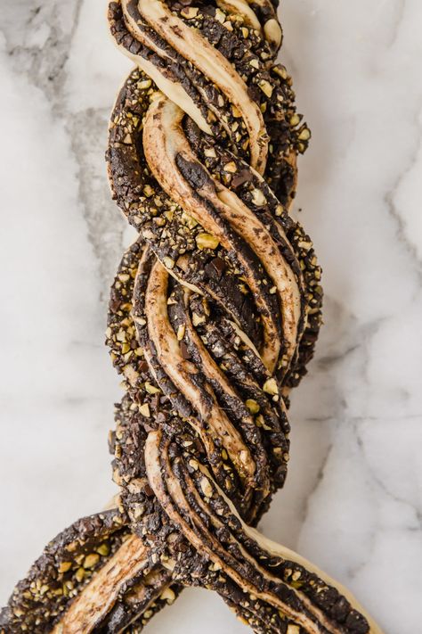 Pistachio Babka, Chocolate Swirls, Orange Dressing, Fluffy Bread, Babka Recipe, Chocolate Pistachio, Pretzels, Just Desserts, Pistachio