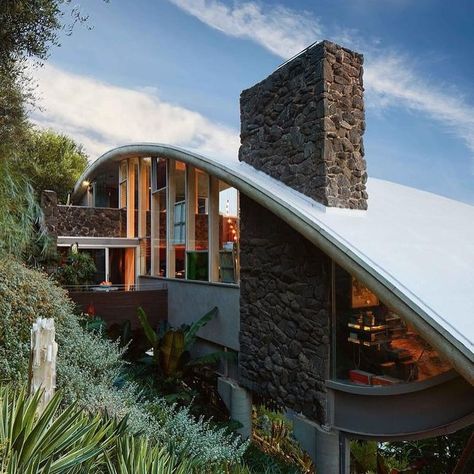 Hidden gems in the Hollywood Hills. The Garcia House, 1962.⁠ ⁠ Via @interiors.stuff Home of John McIlwee and Bill Damaschke. A mid-century masterpiece in the Hollywood Hills, Garcia House designed by John Lautner.⁠ .⁠ Renovated by Marmol Radziner & Darren Brown Garcia House, John Lautner, Rainbow House, Modernist House, Modern Architects, Amazing Buildings, Hollywood Hills, Los Angeles Homes, Mid Century Modern House