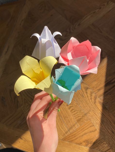 Origami, paper, flowers, colorful, handmade Paper Flowers Aesthetic, Turtle Oc, Aesthetic Origami, Origami Aesthetic, Origami Flower Bouquet, Origami Paper Flowers, Easy Origami Flower, Dream Life Goals, Easy Flowers