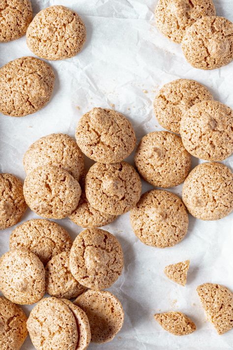 Crispy Amaretti Cookies, Amarreti Biscuits, Chewy Amaretti Cookies, Italian Amaretti Cookies Recipes, Recipes With Egg Whites, Amaretto Biscuits, Amaretti Cookies Italian, Amaretti Cookie Recipe, Biscotti Biscuits