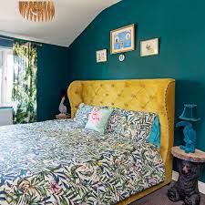 Mustard Bedroom, Emerald Green Bedrooms, Japandi Bedroom Design, Teal Rooms, Green Bedroom Ideas, All White Bedroom, Bright Furniture, Grey Bedroom Decor, Teal Bedroom