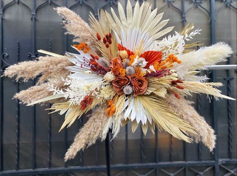 Boho Flower Arch, Decor With Pampas, Summer Wedding Flower Arrangements, Rust Roses, Pampas Arch, Orange Wedding Decorations, Wedding Arch Decor, Boho Style Summer, Arch Arrangement