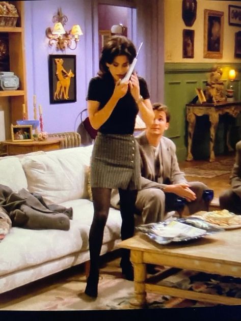 Monica Skirt Outfits, Season 1 Monica Geller, Popular 90s Outfits, Friends 90s Aesthetic, Rachel Skirt Outfit, Rachel Green Monica Geller, Friends Inspo Outfits, Friends Outfits Monica Geller, Monica Season 1 Outfits