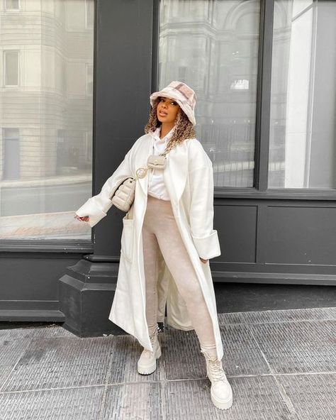 Steve Madden UK on Instagram: "Taking the week by storm in our SKYLAR BEIGE Boots ... the neutral trend is so us right now.🤍⠀⠀⠀⠀⠀⠀⠀⠀⠀ 📷 @vanessardaniels⠀⠀⠀⠀⠀⠀⠀⠀⠀ .⠀⠀⠀⠀⠀⠀⠀⠀⠀ .⠀⠀⠀⠀⠀��⠀⠀⠀⠀ .⠀⠀⠀⠀⠀⠀⠀⠀⠀ #crazyaboutstevemadden #stevemaddenuk #beige #beigetrend #neutraltrend #neutralcolours #influencer #fashioninfluencer" Beige Boots Outfit, December Ideas, White Things, Iconic Outfits, Lash Business, Beige Boots, 2022 Fashion, Outfits 2022, Outfit Inspo Fall