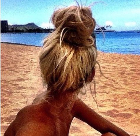 Beach bun Top Knots, Good Hair Day, Hair Envy, Love Hair, Beach Hair, Messy Hairstyles, Top Knot, Hair Skin, Messy Bun