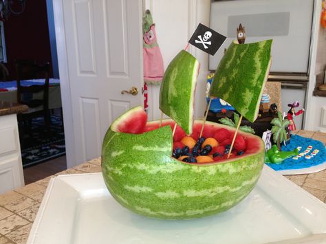 Captain Hook Fruit boat.  This is Perfect! Pirate Brunch, Watermelon Boat, Watermelon Shark, Deco Fruit, Peter Pan Party, Neverland Pirates, Peter Pan And Tinkerbell, Tinkerbell Party, Pirate Birthday Party