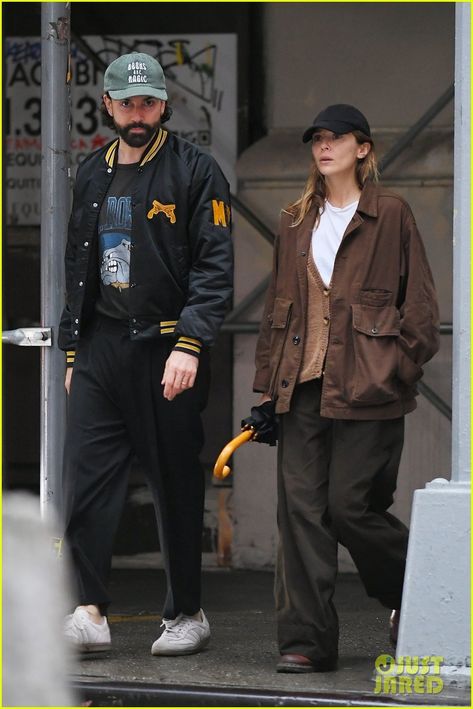 Photo: elizabeth olsen robbie arnett rainy nyc stroll 08 | Photo 4978707 | Just Jared: Entertainment News Lizzie And Robbie, Rainy Nyc, Robbie Arnett, Elizabeth Olsen Style, Olsen Style, Will Arnett, Celebrity Street Style, Elizabeth Olsen, Just Jared