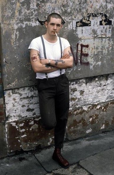 Skinhead, 1980. Fotografia: Derek Ridgers Derek Ridgers, Skinhead Boots, Tatto Boys, Skinhead Fashion, Rude Girl, Psychobilly, Shaved Head, Retro Pop, Estilo Punk