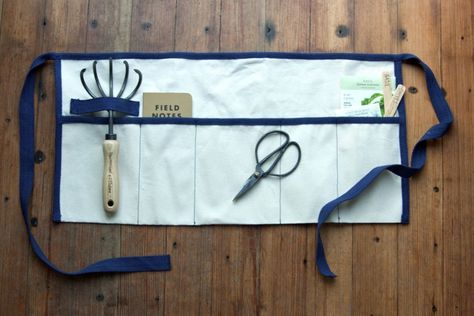 DIY gardeners roll up tool apron belt ; Gardenista Tool Belt Diy, Garden Tool Belt, Tool Apron, Diy Apron, Diy Belts, Tool Belts, Tool Roll, Diy Jewelry Unique, Tool Pouch