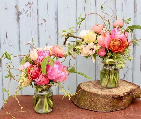 Jar Flowers Wedding, Wedding Tulips, Jar Arrangements, Jam Jar Flowers, Flower Posy, Jar Flowers, Weck Jars, Floral Work, Cut Flower Garden