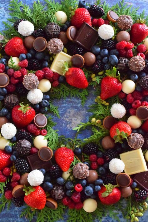 Christmas Dessert Wreath, Wreath Appetizer Ideas, Christmas Eve Ideas Family, Christmas Platter Ideas Finger Foods, Christmas Picnic Ideas, Chocolate Charcuterie Board Ideas, Dessert Wreath, Ethereal Party, Christmas Dessert Platter