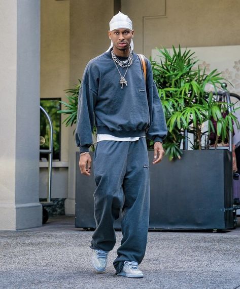 Rapper Street Style, Ny Mens Street Style, Culture Kings Outfits, Luxury Streetwear Men, Green Hat Outfit Men, Shai Outfit, Baggy Sweatpants Outfit Men, Pharrell Style, Baggy Sweatpants Outfit