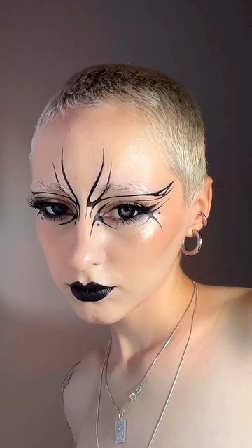 Graphic Face Art, Graphic Makeup Eyeliner, How To Graphic Liner, Goth Liner Makeup, Smokey Graphic Liner, Dramatic Eyeliner Looks, Bug Eyes Makeup, Extreme Eyeliner, Asymmetrical Eyeliner