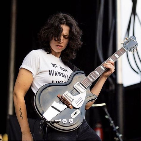 josette maskin of the ban MUNA wearing a white tshirt and black pants playing a black electric guitar Bev Johnson, Masc Lesbian, Masc Women, Lana Del Ray, Great Bands, Woman Crush, Girl Crush, Pose Reference, Pretty Woman