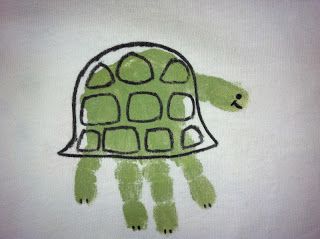 Blink of an Eye: Ocean Crafts  Turtles are Em's favorite. Gotta try it! Art Projects For Toddlers, Projects For Toddlers, Ocean Art Projects, Turtle Crafts, Footprint Crafts, Hand Prints, Sea Crafts, Ocean Crafts, Footprint Art