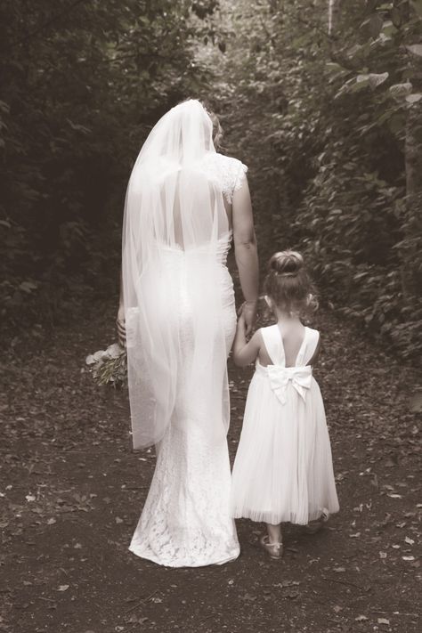 Daughter Of The Bride Photos, Bride Daughter Photos, Mum And Daughter Wedding Photos, Bride With Daughter, Daughter Wearing Moms Wedding Dress, Flower Girl Photoshooting Ideas, Wedding Photography With Children, Daughter In Wedding Dress Photo Ideas, Mom And Daughter Wedding Pictures