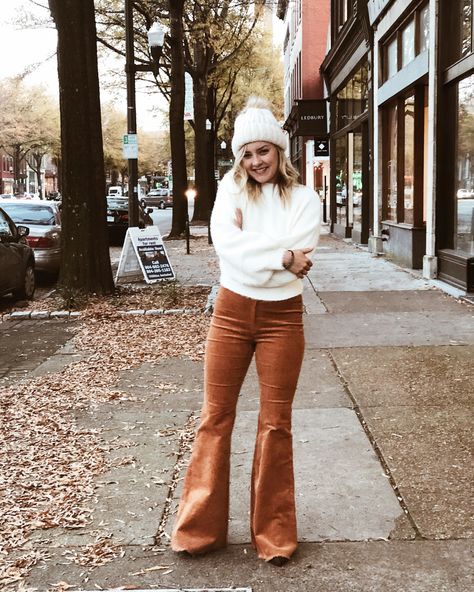 Corduroy Bell Bottoms Outfit, Cute Trendy Outfits, Bell Bottom Pants Outfit, Bell Bottoms Outfit, Comfy Fall Outfits, Knit Summer, Thanksgiving Outfit Ideas, Look Jean, Estilo Hippy