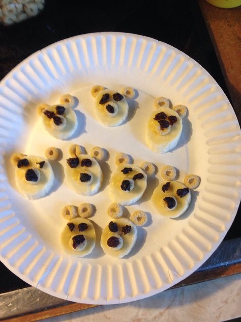 Polar bear snack Cheerios Bananas Raisins Polar Bear Snacks, Bear Snacks, Arctic Animals Preschool, Classroom Snacks, Preschool Cooking, Theme Snack, Cooking Activities, Animal Snacks, Winter Snack