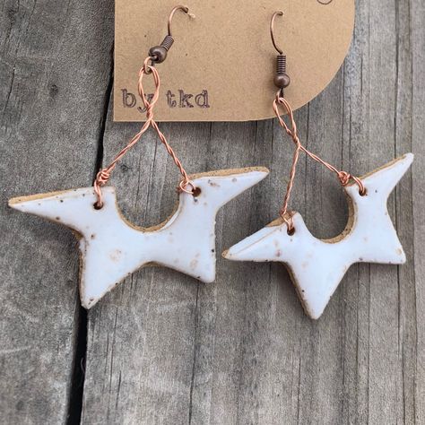 Mid Century meets Scandinavian hygge style with these lightweight, handmade ceramic earrings. Glazed in white, the properties of this clay cause speckles to show through after firing, resulting in that cozy aesthetic, and making each pair unique. Finished with complimentary copper wire and ear hooks. Each pair is hand made in Tucson, Arizona. Ceramic Jewelry Handmade, Ceramic Earrings Handmade, Pottery Earrings, Ceramic Jewerly, Scandinavian Hygge, Ceramic Bead Jewelry, Handmade Ceramic Jewelry, Beach Jewelry Boho, Hygge Style