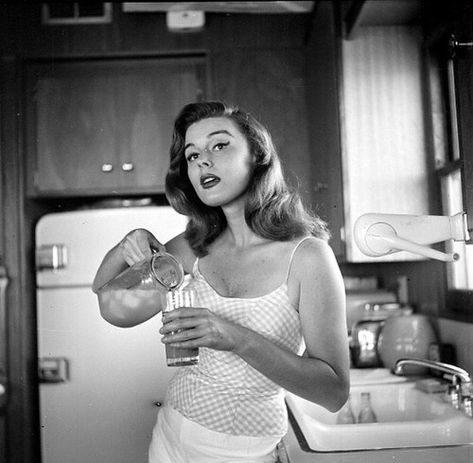 Elaine Stewart Elaine Stewart, Henrietta Maria, 1950s Pinup, Kirk Douglas, Los Angeles Homes, Night Looks, New Trends, Old Hollywood, American Actress