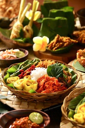 A Balinese Meal | A traditional Balinese meal of rice with v… | Flickr Balinese Cuisine, Bali Party, Balinese Food, Food Culture, Food Presentation, Balinese, Bibimbap, Party Food, Dream Life