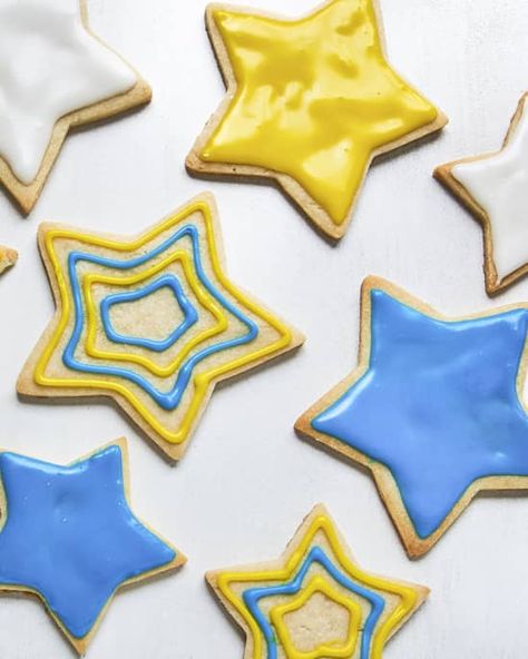 sugar cookies in the shape of stars with blue, yellow and white icing decorating the cookies in various designs, with some of the cookies iced in a single, solid color Sugar Cookie Icing Recipe, Sugar Cookies With Sprinkles, Cookie Icing Recipe, Royal Icing Sugar, Blue Cookies, Sugar Cookie Icing, Cheese Quiche, Iced Sugar Cookies, White Icing