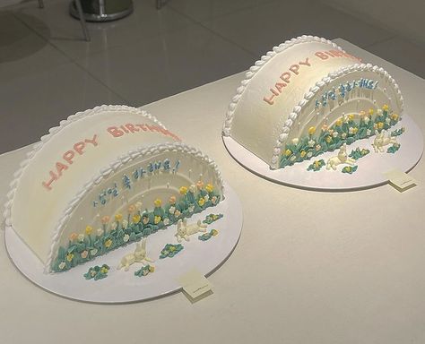 Dual Cake Design, Dual Birthday Cake, Half Cake Design, Half Cake, Half Birthday Cakes, Twin Birthday Cakes, Buttercream Cake Designs, Pastel Cakes, Korean Cake