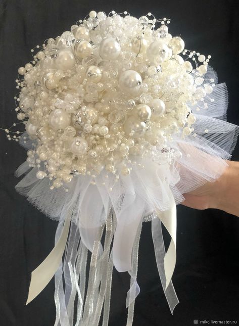 Wedding Bucket Flowers, Sangjit Decoration, Pearl Bouquet Wedding, Pearl Bridal Bouquet, Diy Floral Centerpieces, Unique Bridal Bouquets, Pearl Bouquet, Jeweled Bouquet, Crystal Bouquet