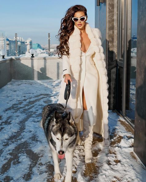 Black Catsuit Outfit, Chill Dog, Ootd Jacket, Catsuit Outfit, Extraordinary Fashion, Winter White Outfit, Black Catsuit, Fur Coat Outfit, Fashion Displays