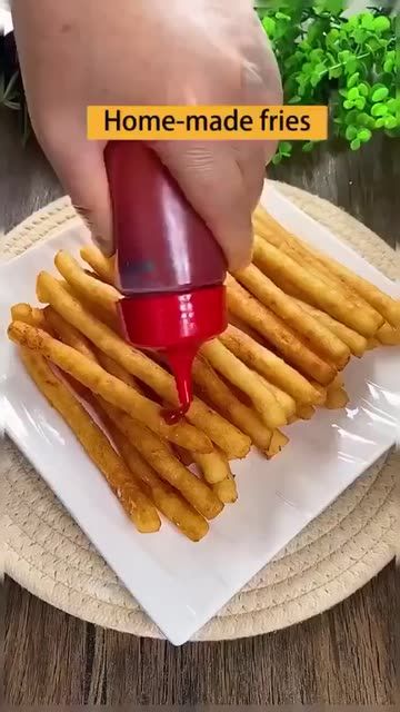 Home Made Fries, Fries At Home, Homemade Fries, Spicy Snacks Recipes, Vegetarian Fast Food, Tastemade Recipes, Idee Pasto, Vegetarian Snacks Recipes, Vegetarian Snacks