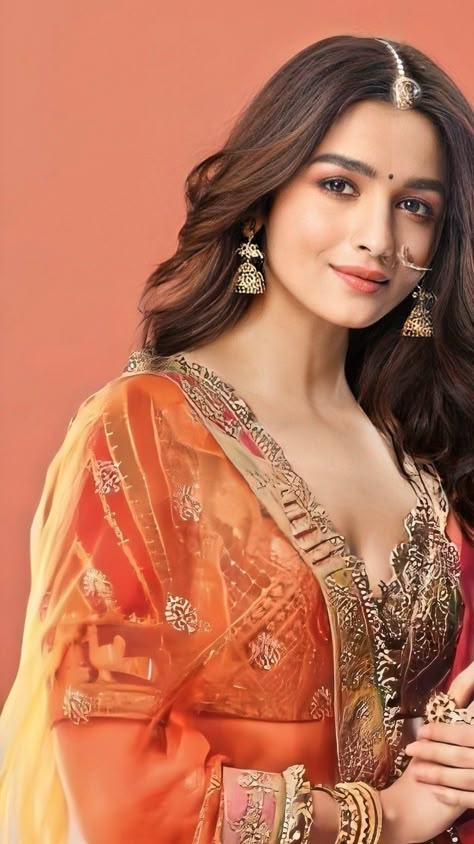 Bollywood Actress In Traditional Look, Indian Actresses In Lehenga, Alia Bhatt Saree, Aliya Bhatt, Corset Fashion Outfits, Alia Bhatt Photoshoot, Bollywood Hairstyles, Indian Woman, Stylish Party Dresses