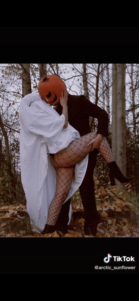 Spooky Couple Photoshoot, Spooky Couple, Halloween Styled Shoot, Tiktok Link, Horror Photos, Bouidor Photography, Hot Halloween Outfits, Halloween Photography, Couples Halloween Outfits