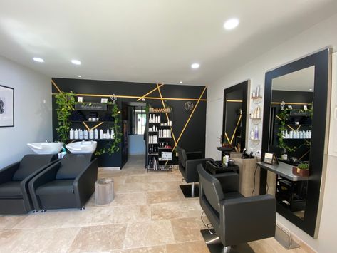 Small Hair Salon Interior Design Ideas Luxury, Black Walls Salon, Black And Gold Hair Salon, Black And Gold Salon Decor, Beauty Salon Decor Luxury, Small Beauty Salon Ideas, Salon Decor Studio, Small Hair Salon, Interior Design Luxury Modern