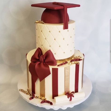 Red And Gold Graduation Cake, Maroon Graduation Cake, Classy Graduation Cake, Cute Graduation Cakes, Graduation Cake Ideas, Graduation Cap Cake, Grad Cakes, Graduation Cake Designs, Graduation Treats