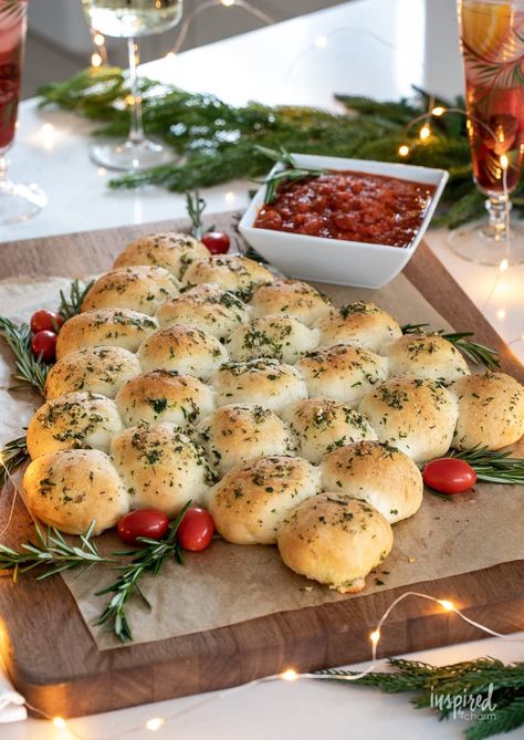 Christmas Appetizer Recipes, Grinch Night, Christmas Rolls, Best Christmas Appetizers, Hors Doeuvres, Christmas Appetizers Easy, Theme Nights, Christmas Appetizer, Festive Appetizers